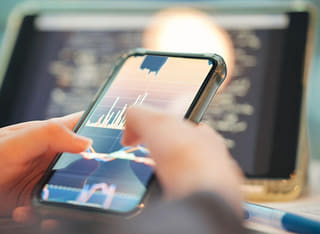 Investor meninjau proses transfer dana dan penarikan yang dilakukan secara transparan