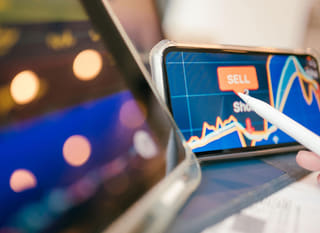 Trader yang menganalisis berbagai opsi Bitcoin, Ethereum, dan forex di berbagai pasar